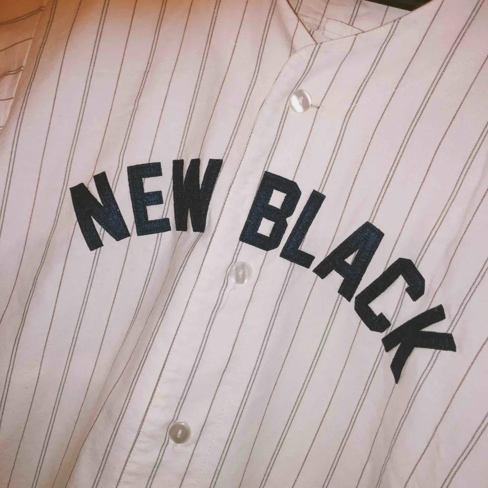 Baseball T-shirt/skjorta från New Black. Använd 2 gånger. Nypris 599kr. ✨. Skjortor.