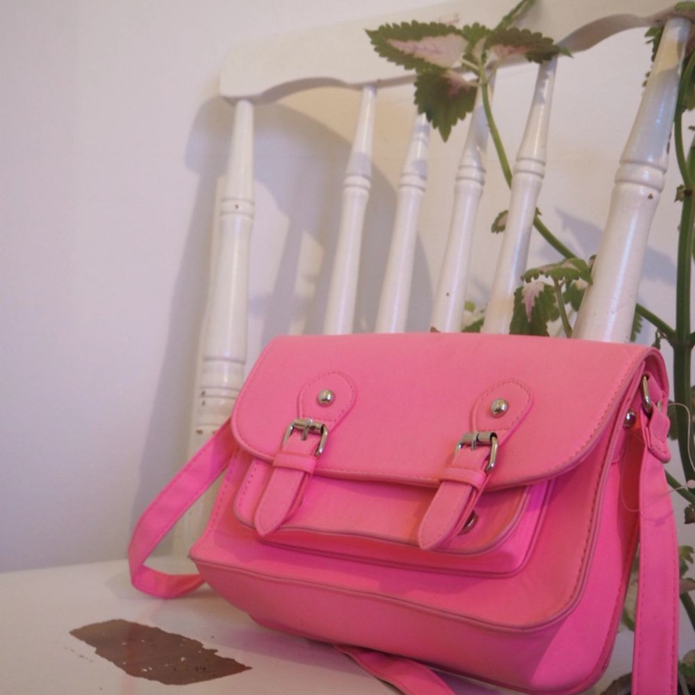 gullig rosa handväska! finns i stockholm men kan även frakta mot fraktkostnad! . Väskor.