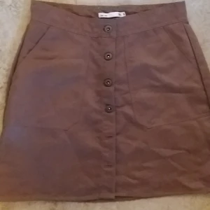  - Kjol i fusk-mocka. Frakt:50kr.