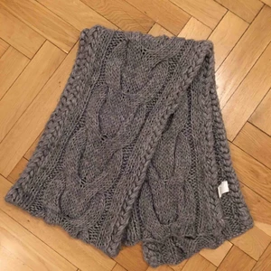  - Gosig tjock, lång och varm, flätad halsduk från Vila. Grå. I princip helt oanvänd! Säljes därav. Jättefin!  Kan mötas i Stockholm eller skicka mot fraktkostnad! ✨🌸✨