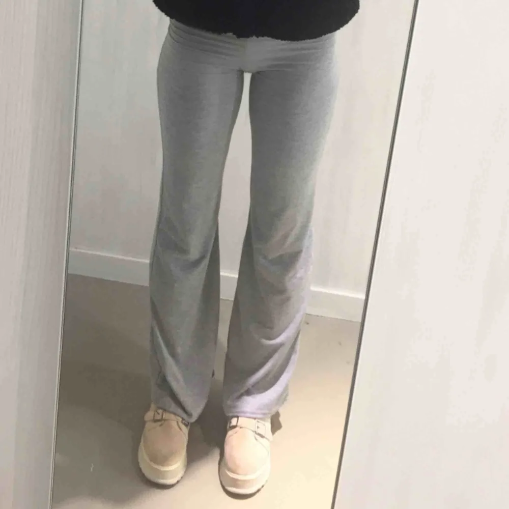 Grå yogapants i bomull från Prettylittlething. För frakt blir det +30kr. Jeans & Byxor.