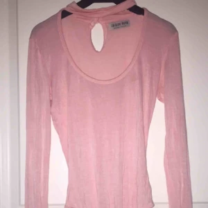  - En rosa body från fashion Nova 