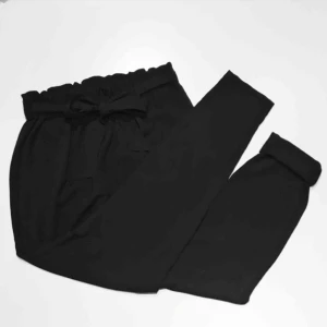  - Knappt använda superpopulära kostymbyxor med snörning från Bikbok! Jättefint skick. Ingen stretch, så lite små i storleken. Passar S-M. Jättefina både till vardags och fest!😍 köparen står för eventuell frakt på 18kr✨