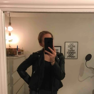  - Skinnjacka av fuskskinn. Fint skick. Från Rut&Circle.