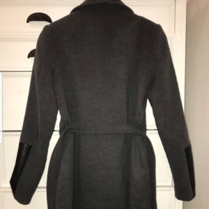  - Höstkappa/trenchcoat (strl M) perfekt till hösten till salu för 300kr.  Köpt i Vero Moda i fjol, men endast använd ett fåtal gånger. I mycket bra skick.