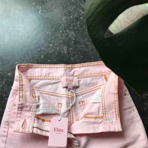  - Ljusrosa jeans i storlek S ifrån Elsa Hosk senaste släpp för bikbok. Frakt 150kr.