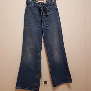 Underbara jeans från hm, höga i midjan, något kortare utavängd modell. Sparsamt använda pga fel strl för mig. 