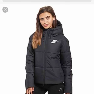  - Nike jacka i storlek s i nyskick 