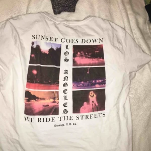  - En cool tisha från killavdelningen så den sitter som en M på mig, säljer pga att den inte kommer till användning