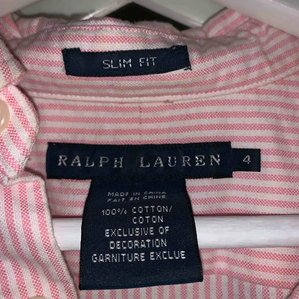 Skjorta från Ralph Lauren i storlek S. I fint skick och knappt använd, inga slitage. 150kr + frakt. Skjortor.