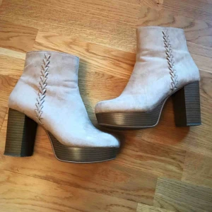  - ❣️SÅ jäkla fina ankelboots från Attitude❣️Supersköna att gå i för att vara så pass höga. Endast använda en gång pga litelite för små 💔 💔 Nypris: 600kr. Köparen står för frakten. 