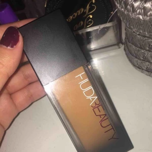  - Huda Beauty foundation i färgen Gingerbread 430N köpt från sephora, använd ungefär 5-6 gånger. Säljer för jag har blivit vitare än färgen! Sätter sig jättefint på ansiktet.