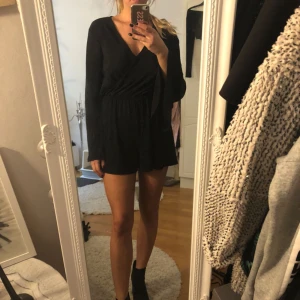  - Supersnygg djupt v ringad byxdress med trumpet ärm. Använd 2 gånger så är i väldigt fint skick! 