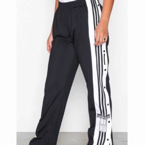  - Säljer ett par helt nya, aldrig använda Adidas popper pants. De säljs på grund av att det är för långa i benen för mig då jag är rätt så kort (156cm). Därför är de endast provade och i perfekt skick, lappen sitter fortfarande kvar. Köparen står för frakt.