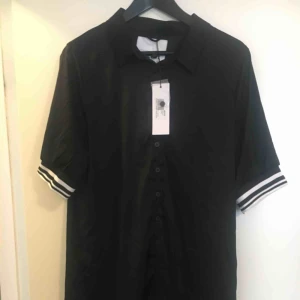  - Sjukt snygg svart klänning från Stylepit, 90-talstil. Ny med lappar kvar. 