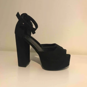  - Klackar från Nelly. Aldrig använda, endast provade. Klackhöjd 12,5cm platå 4cm. Kan mötas upp i Stockholm, mottagaren står för eventuell frakt. Kolla gärna in mina andra annonser också!