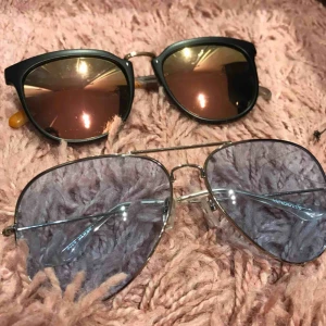 Snygga solglasögon  - Fina retro solglasögon. Den blåa var aldrig använd. Men den andra är också i mycket bra skick. 80 för 2 