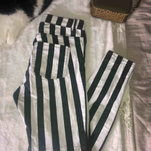  - Svart och vitrandiga jeans från monki. Är i fint skick men har dock en skråma (bild 3). Frakt tillkommer!🔥🔥