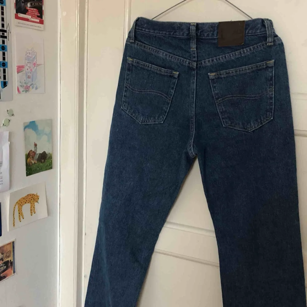 Mörkblå vintage jeans från Lee, inköpta på Beyond Retro i storlek 27 💖 de är ungefär i samma passform som weekdays Voyage fast lite mer midwaist ❤️💙 passar väldigt bra att skejta i . Jeans & Byxor.