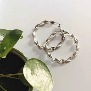 Silverhoops - Bratz-y 🖤 Så coola unika örhängen! Aldrig använda. Nickelfria. Frakten ingår i priset!! 🌹