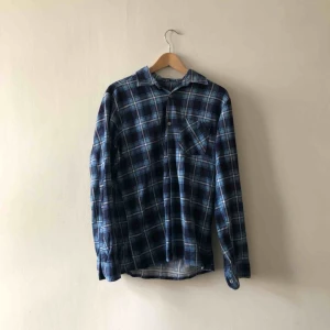  - Vintage flanell. 80-tal. 41/42 på lappen sitter som medium. Kan hämtas i Uppsala eller skickas mot fraktkostnad 