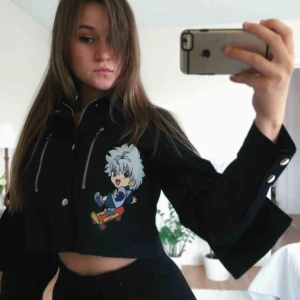  - Croppad jacka med Killua från hunterxhunter. Handmålad av mig med textilfärg✨💕