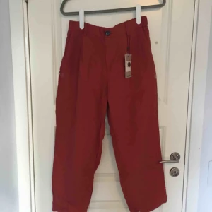  - Helt nya, jättesköna byxor från pull and bear. Färgen är roströd och byxorna slutar ungefär på mitten av vaden. Storleken är M, men de passar mer någon som har S.  Betalning sker via swish🧡 Kan mötas i Uppsala!
