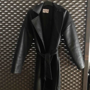  - Snygg skinnrock från NA-KD! Sparsamt använd. Saknar dock en knapp. Inköpspris 999:-
