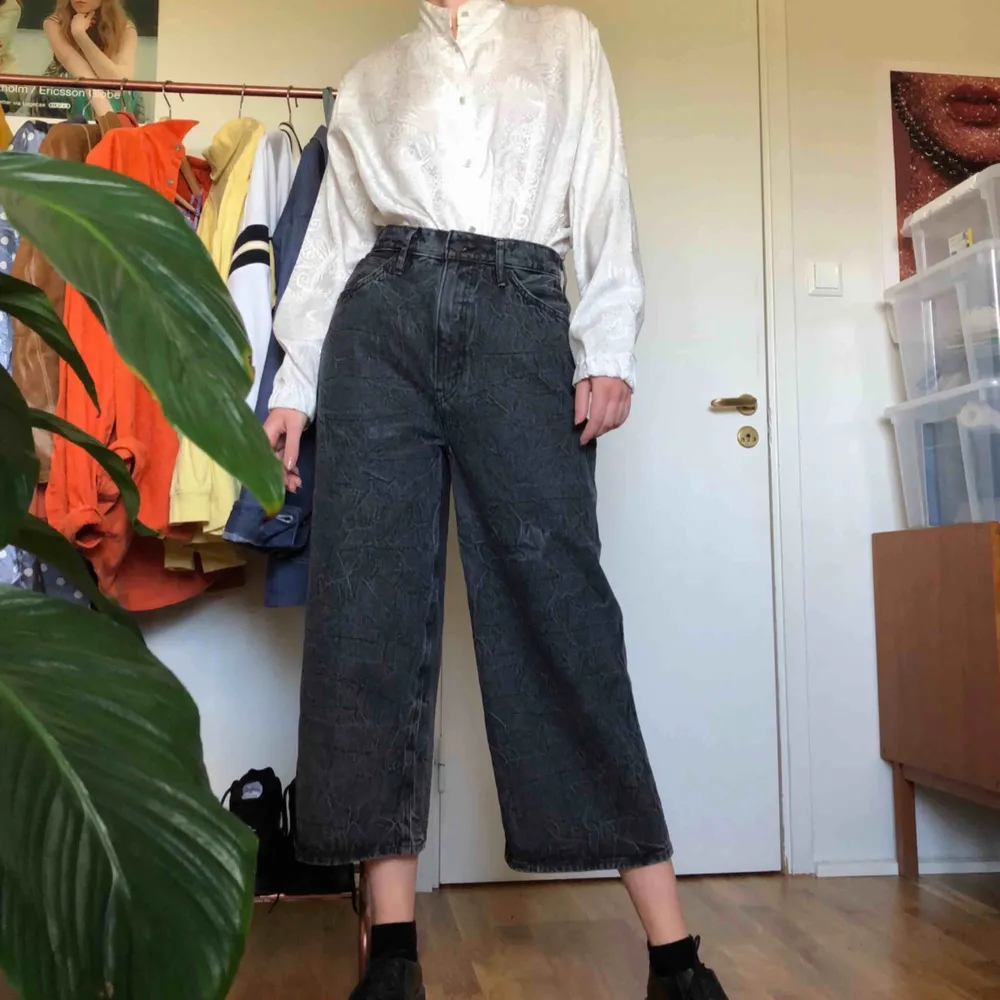 Levis line 8 jeans i spräckligt mönster, storlek W27. Har använts sparsamt då de är för stora för mig, har storlek EU36 och är 175cm.  Kan mötas upp i Stockholms innerstad/Södermalm. Kan även frakta, köparen står för kostnaden.. Jeans & Byxor.