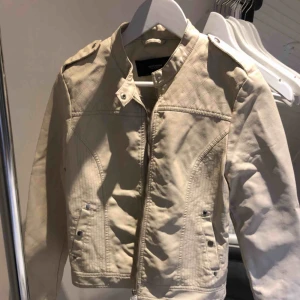  - Supersnygg jacka för våren som aldrig använts då jag beställde fel storlek! Jackan är inköpt 2018 från Vero Moda och kostar i nypris 380kr. Storlek M. Designen heter VMAlice short faux leather jacket tall i färgen Oatmeal.