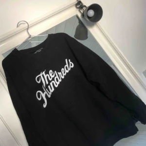 - Oversized crewneck från The hundreds, går att göra om till croptop. Inklusive frakt 