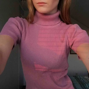  - Rosa polotröja. Köpt secondhand men har inte kommit till användning. Skriv om ni har frågor eller vill ha fler bilder, möts upp i Stockholm!