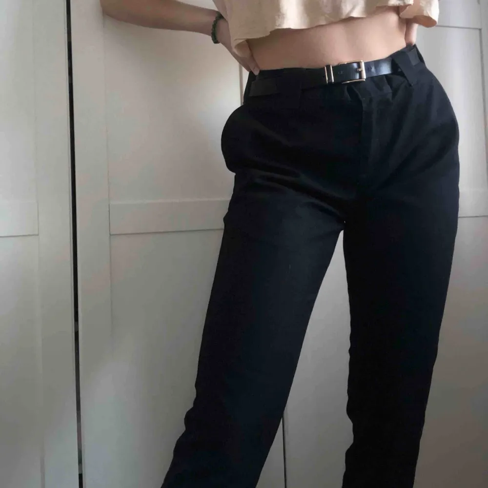Trendiga och coola dickies work pants i nyskick!! Passar mig som vanligtvis har storlek 38, med skärp. (Unisex). Jeans & Byxor.