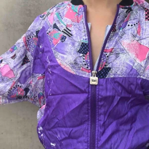  - Snygg jacka köpt på beyond retro! Står ingen storlek men passar någon som har S/M. Lite färgstänk på framsidan men det passar bra in🌭 riktigt härliga färger och mjukt tyg på insidan