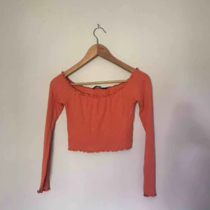  - • finaste croptoppen från Bikbok •  Korallorange färg, liiiite ljusare än på bilden, off-shoulder med liten volangkant  40 kr + frakt