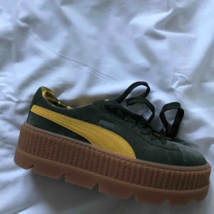  - Fenty by Rihanna puma sneakers i storlek 39. Aldrig använda pga för stora för mig. Inköpta för cirka 1300kr.