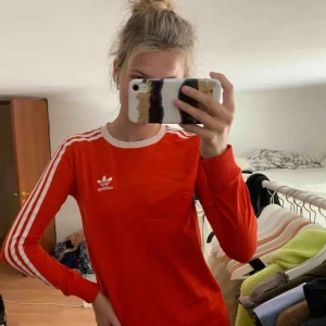  - Röd tröja från adidas i toppenskick. Säljer då den inte kommer till användning hos mig. Priset blir 100 kr + frakt