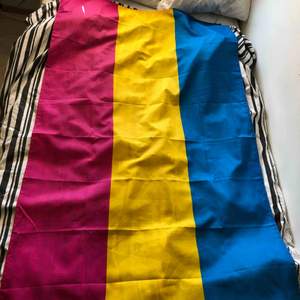 Pan flagga från QX! 90x150 cm, med två öglor för flaggstång eller pinne. Perfekt för pridemonth och paraden💖 Kan postas (frakt tillkommer) eller mötas längst roslagsbanan eller centrala stockholm :-)