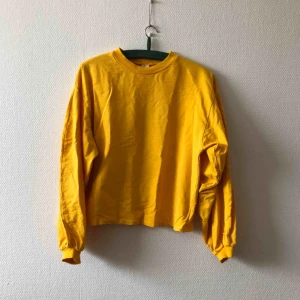  - Härligaste tröjan med breda ballongärmar & vackraste nyansen av gul | • Nelly Trend • Storlek S men boxig så passar även M • 100% bomull • Köpt 2hand, superfint skick förutom två små hål (bild 3) • + Frakt 63kr spårbart 