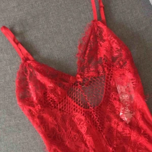  - Skitsnygg body som tyvärr är för stor för mig, därav aldrig använd. Justerbara band, storlek small.  Frakt 30:- 