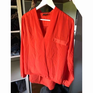  - Orange omlott blus ifrån vila. Storlek L. Köparen står för frakt 