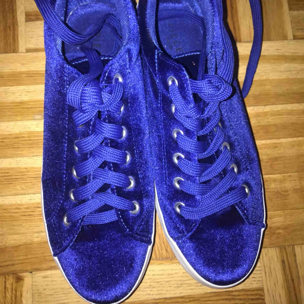 Few times worn beautiful royal blue sneakers :) . Skor.