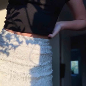  - Spets kjol i från Gina i strl 34 men passar lika bra en 36 för det har jag, köparen står för frakt men priset kan verkligen diskuteras. Skriv för mer bilder och en perfekt kjol nu för sommaren 