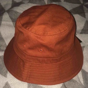  - Oanvänd buckethat från Weekday i storlek S. Fraktar ej men möts gärna upp och tar endast betalt via Swish.
