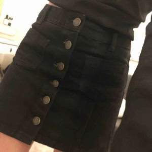  - Kjol med detaljer och fickor fram. Från Miss Selfridge petites kollektion. Storleken motsvarar XS/S.  Möts upp i Ropsten eller fraktar då fraktkostnaden tillkommer köparen.