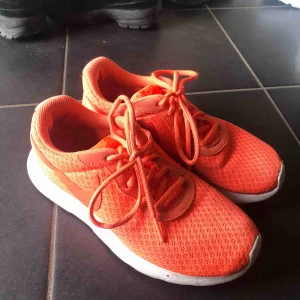  - Träningsskor från Nike, använda ett fåtal gånger & i fint skick. 