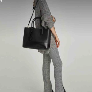  - Cityväska. Använd ett fåtal gånger. I fint skick. Nypris 400kr. Köparen står för frakten. Samfraktar gärna om de finns något annat du vill ha. Hör gärna av dig vid eventuella frågor. ✨