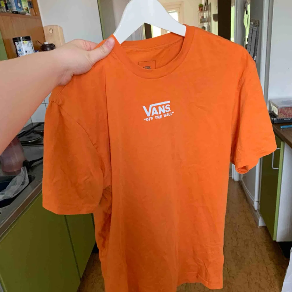 Helt oanvänd vanströja, säljer pga fel storlek.. T-shirts.