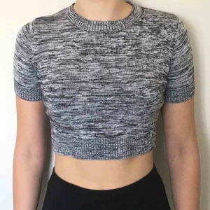 - Kort magtröja i melerad grå. Lite polokrage. Skönt material med stretch.🌼