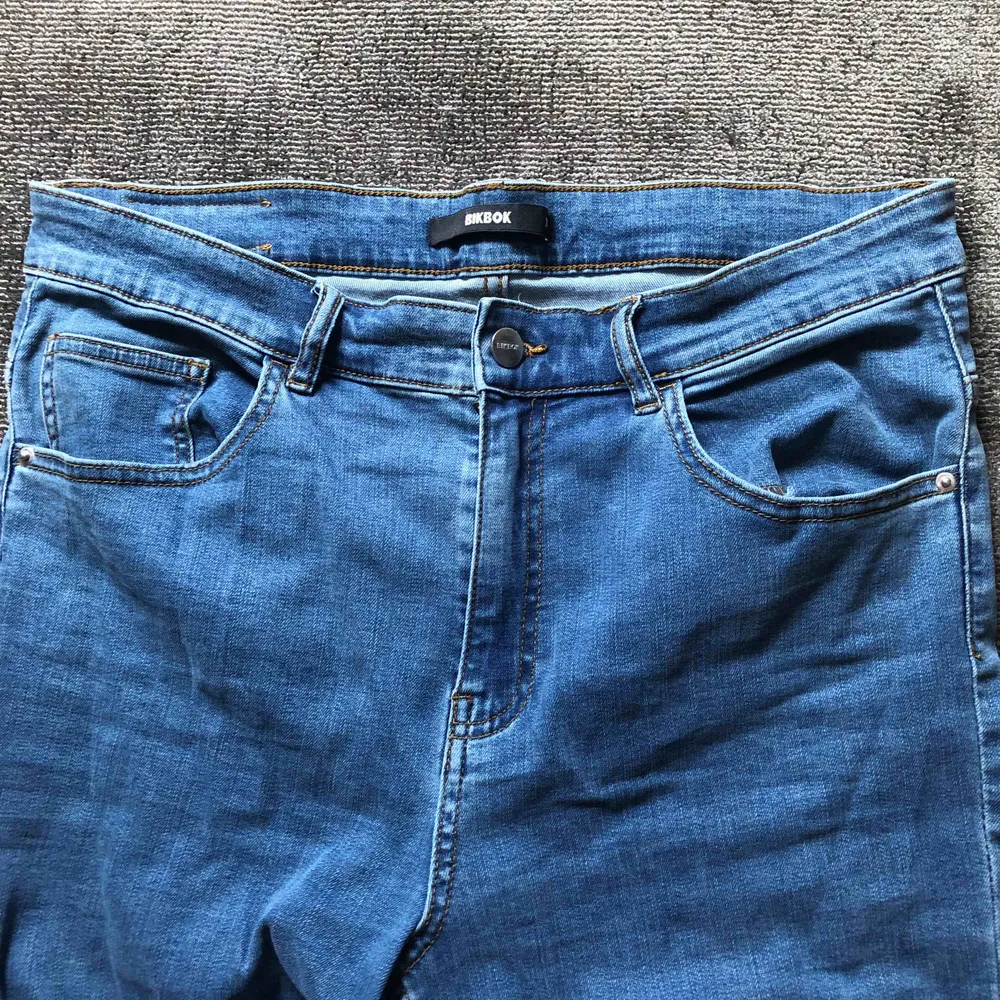 Knappt använda jeans från Bikbok (Alexia). Jeans & Byxor.